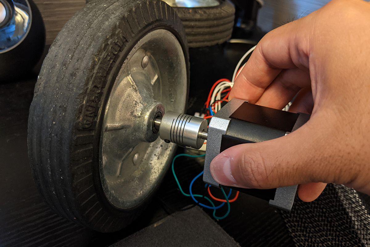 カップリングを使って、ステッピングモーターとタイヤ（ホイール）を接続
