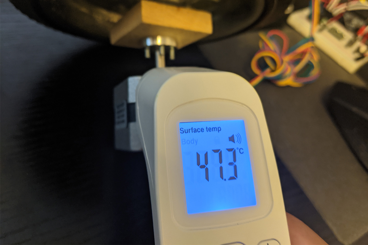 47度まで発熱したステッピングモーターを非接触型温度計で計測