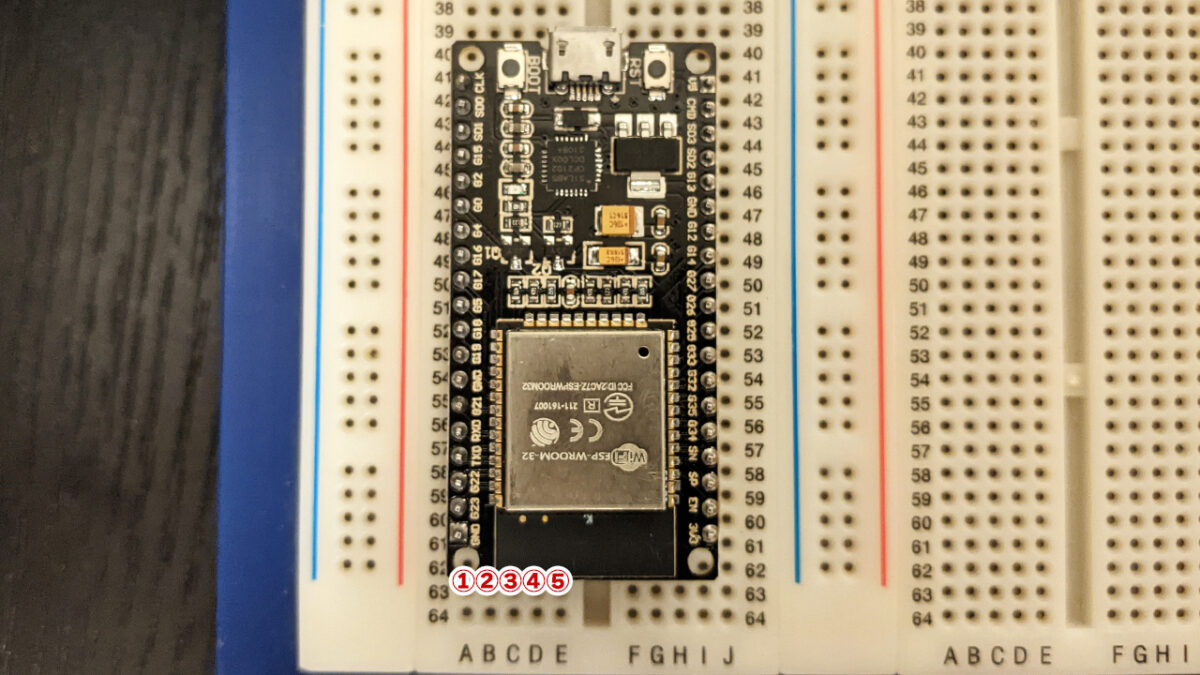 ESP32で穴が塞がったブレッドボード