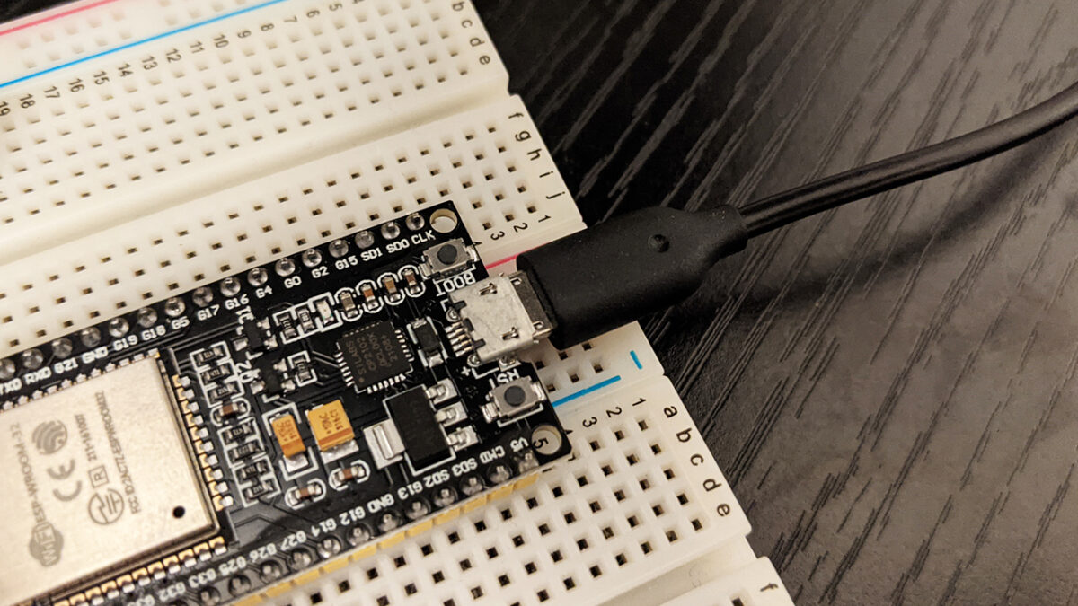 ESP32とパソコンとUSBケーブル（Micro USB）で接続