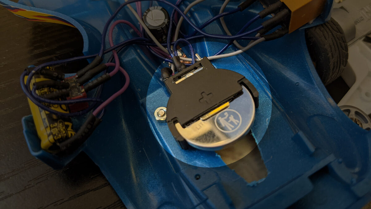ミニ四駆ボディに組み込んだボタン電池