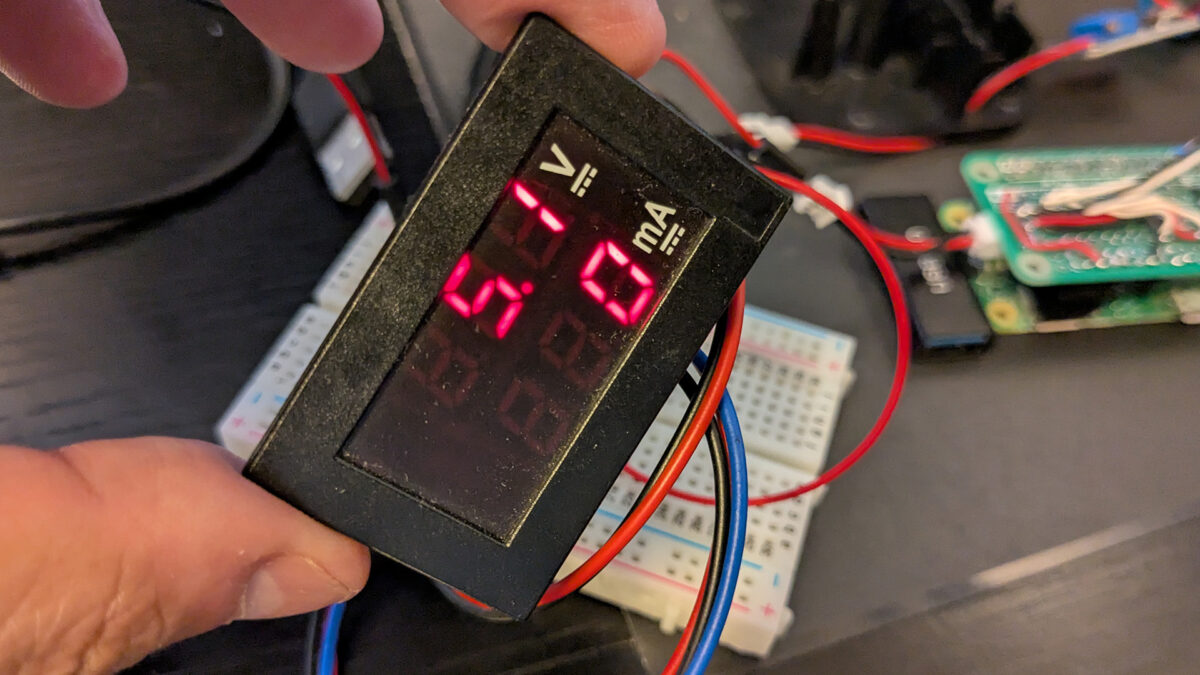 0mAを示す電流計