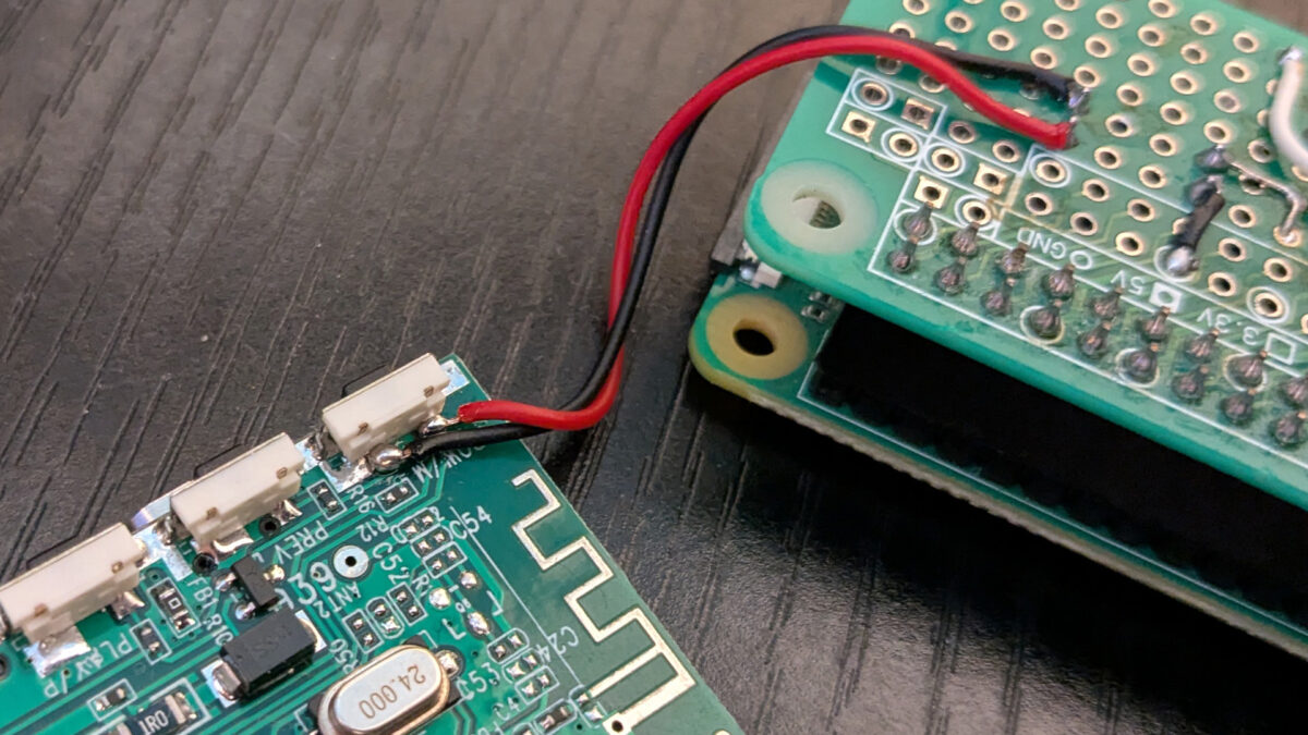 スライドスイッチをONにしたときに、連動してレトロスピーカーの電源をONにするための配線