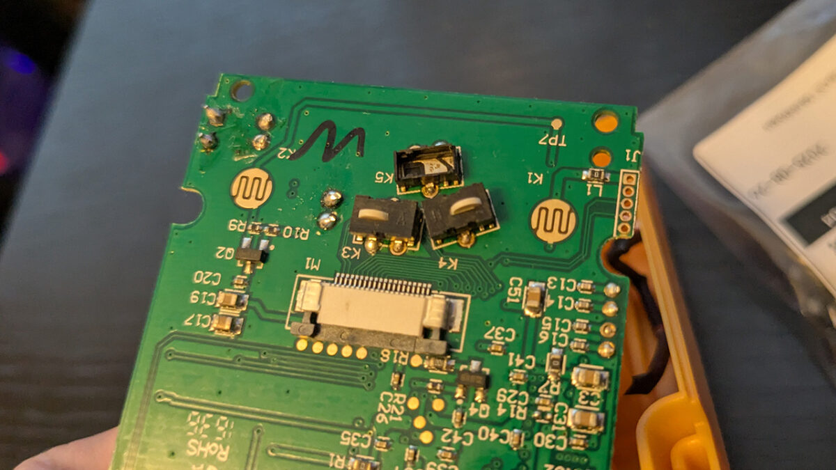 基板に並ぶ3つのマイクロスイッチ