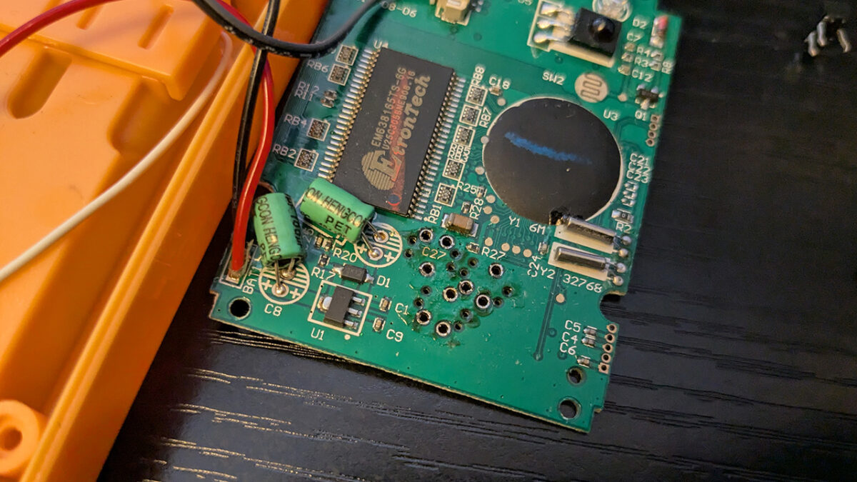 スイッチを取り外した基板