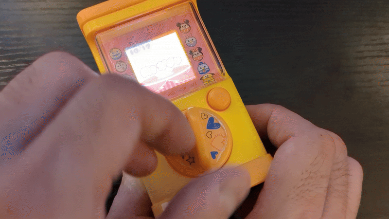 ディズニーマジカルガチャコーデのガチャガチャ部分を回している様子