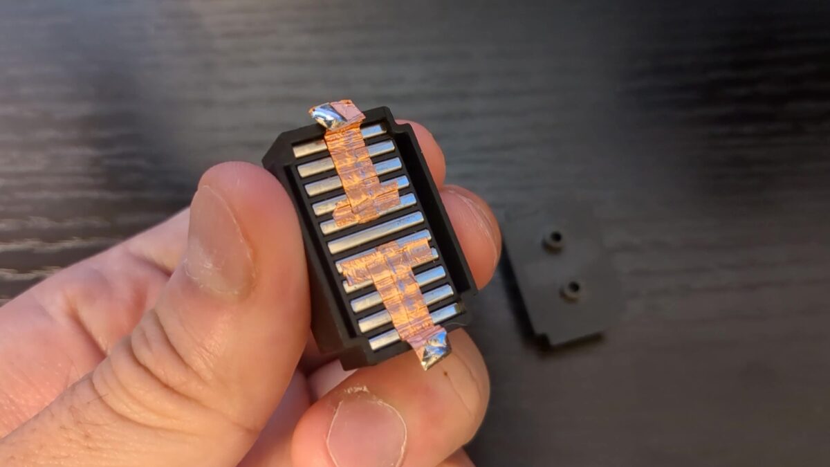 ブレッドボードを分解し、内部を銅箔テープで接続