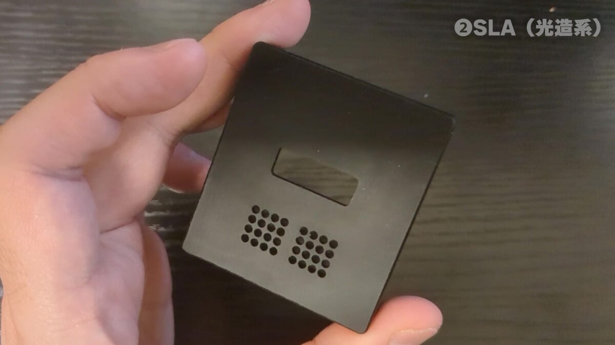 SLAタイプの3Dプリンタで出力されたケース(表)