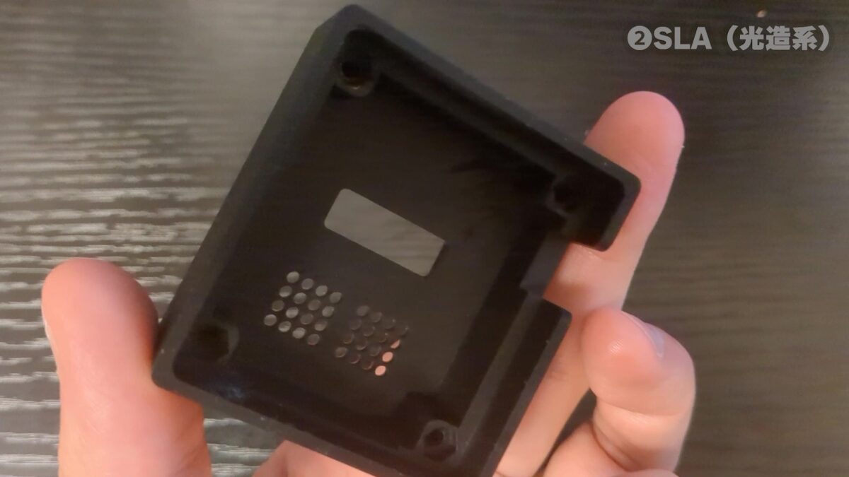 SLAタイプの3Dプリンタで出力されたケース(裏)