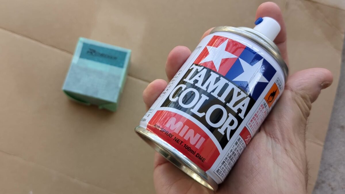 カラースプレーを吹き付け